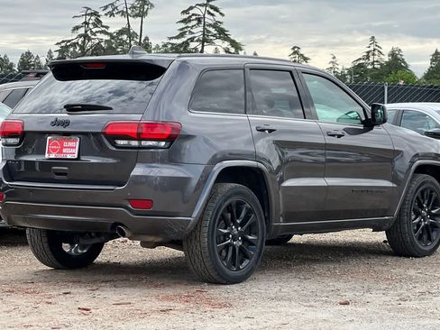 Used 2018 Jeep Grand Cherokee Altitude image 3