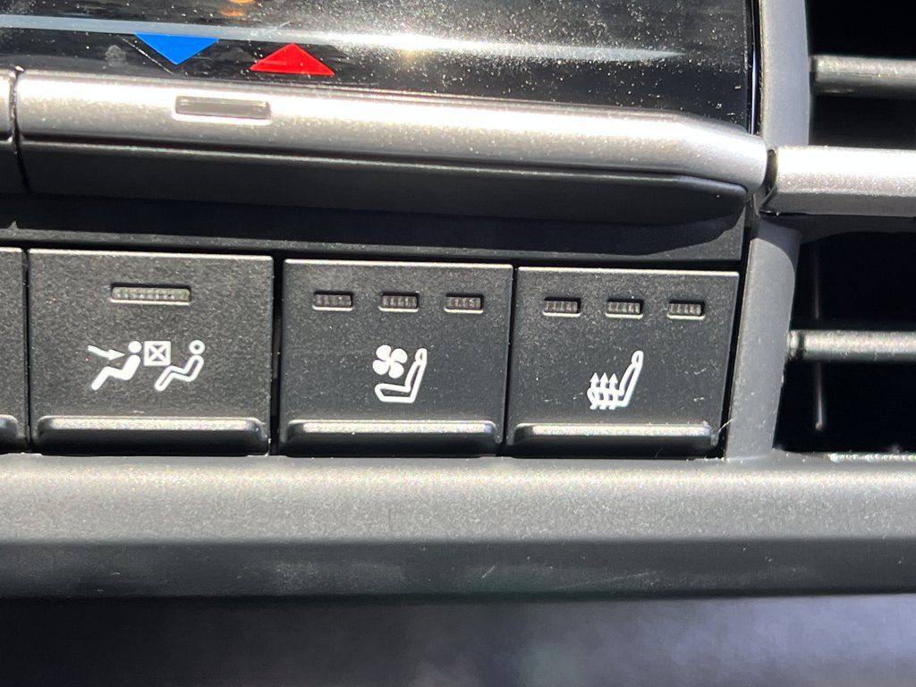 Used 2025 Toyota Sienna Platinum AWD/4WD image 31