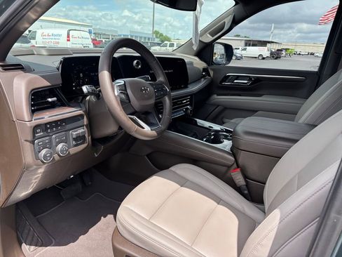 Used 2025 Chevrolet Suburban Z71 w/ Z71 Off-Road Package image 7