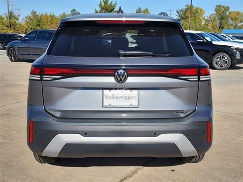 New 2025 Volkswagen Tiguan SE image 3