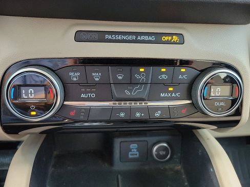 Used 2021 Ford Escape SE w/ SE Sport Appearance Package image 15