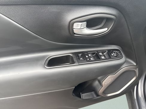 Certified 2023 Jeep Renegade Latitude w/ Premium Group AWD/4WD image 6