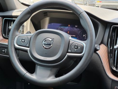 Used 2022 Volvo XC60 B5 Momentum w/ Advanced Package image 12