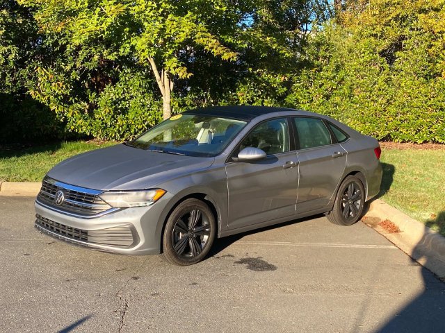 Used 2023 Volkswagen Jetta SE FWD image 2