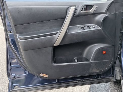 Used 2012 Toyota Highlander SE w/ Tow Pkg FWD image 8