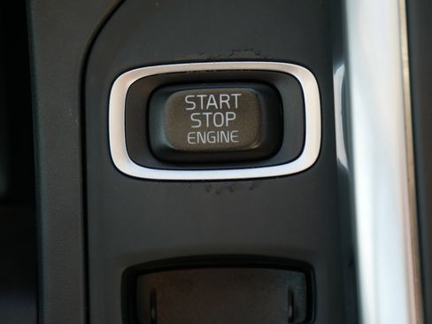 Used 2017 Volvo XC60 T6 Dynamic w/ Preferred Option Package image 32