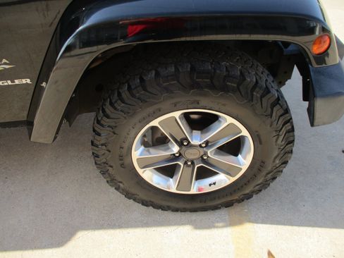 Used 2014 Jeep Wrangler Sahara w/ Connectivity Group AWD/4WD image 12