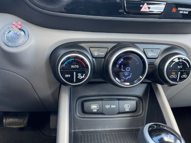 Used 2025 Hyundai Venue SEL FWD image 21