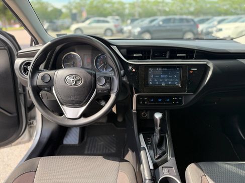 Used 2017 Toyota Corolla LE w/ Carpet Mat Package (TMS) FWD image 17