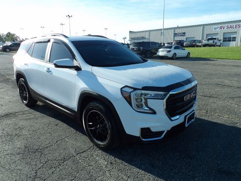 Used 2022 GMC Terrain SLE w/ Driver Convenience Package FWD image 4