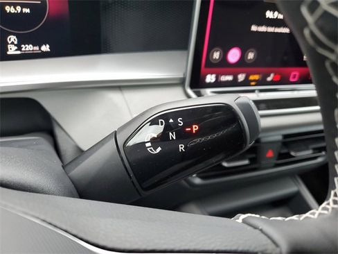 New 2025 Volkswagen Tiguan SE image 28