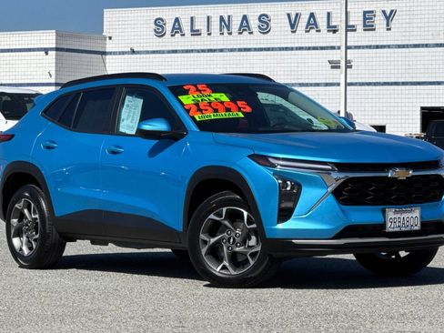 Used 2025 Chevrolet Trax LT FWD image 2