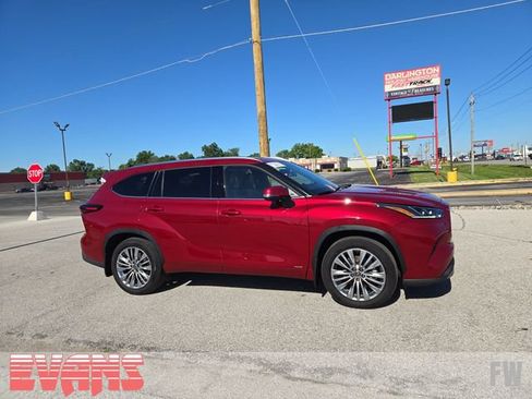 Certified 2026 Toyota Highlander Platinum AWD/4WD image 2