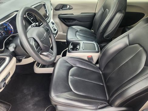 Used 2023 Chrysler Pacifica Touring-L FWD image 10