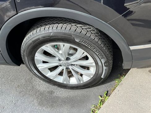 Used 2018 Volkswagen Tiguan SE w/ Panoramic Sunroof Package image 12