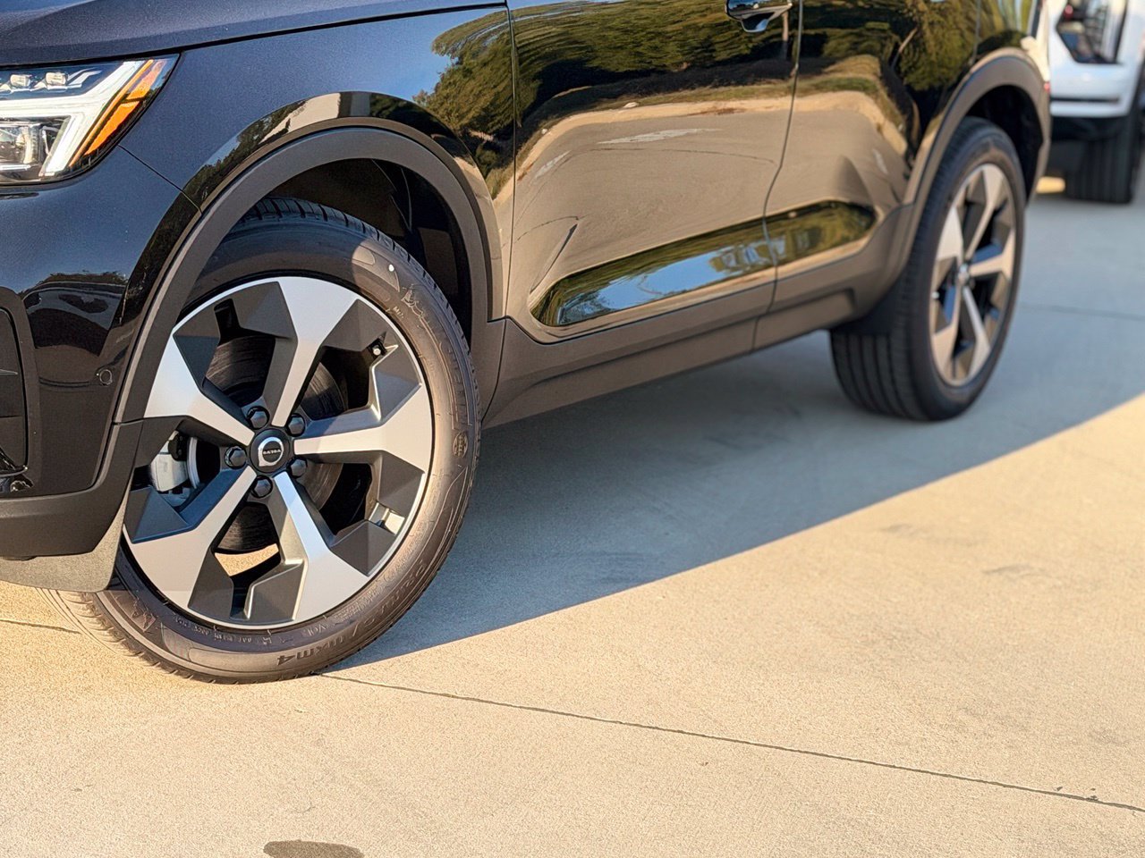 New 2026 Volvo XC40 B5 Plus w/ Protection Package Premier AWD/4WD image 8