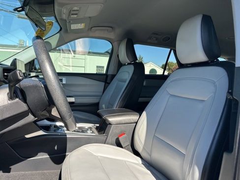 Used 2021 Ford Explorer XLT w/ Equipment Group 202A image 14