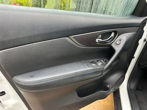 Used 2016 Nissan Rogue SV AWD/4WD image 18