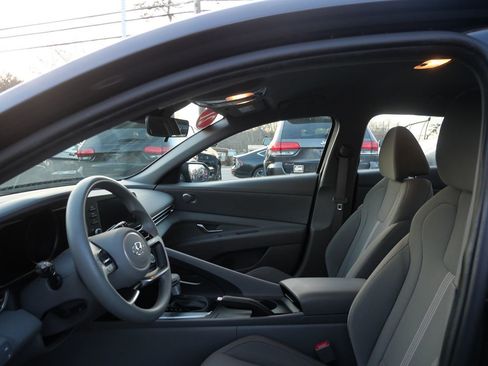 Used 2021 Hyundai Elantra SE image 10