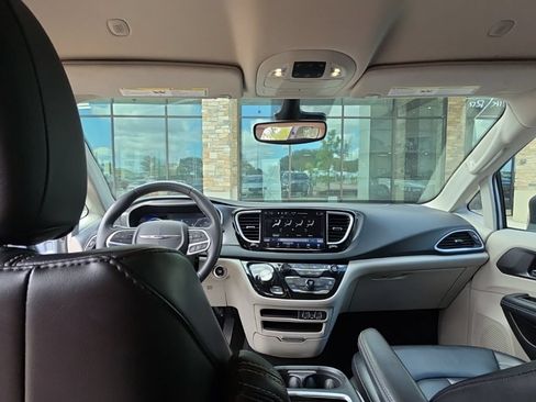 Used 2023 Chrysler Pacifica Touring-L FWD image 19