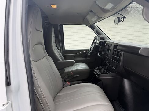 Used 2022 GMC Savana 2500 w/ Chrome Appearance Package RWD image 29