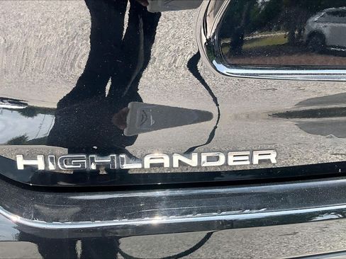 Used 2023 Toyota Highlander XLE AWD/4WD image 10
