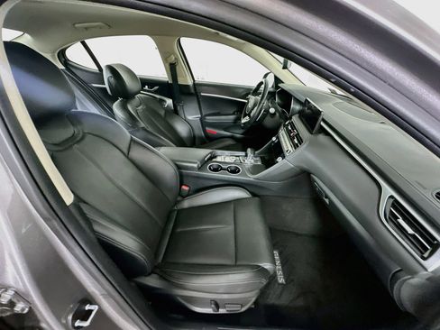 Used 2025 Genesis G70 2.5T RWD image 30
