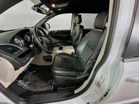 Used 2019 Dodge Grand Caravan SXT image 26