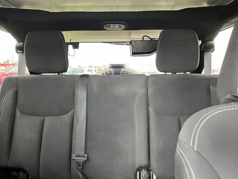 Used 2018 Jeep Wrangler Unlimited Sahara AWD/4WD image 17