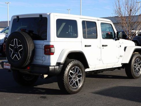 Used 2025 Jeep Wrangler Sahara image 6