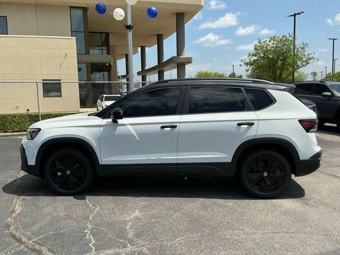 New 2026 Volkswagen Taos SE FWD image 6