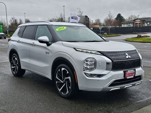 Used 2024 Mitsubishi Outlander SEL image 3