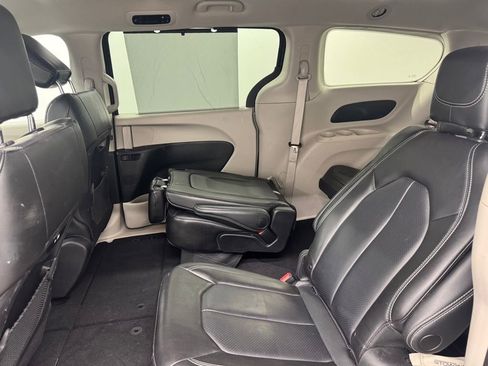 Used 2023 Chrysler Pacifica Touring-L FWD image 10