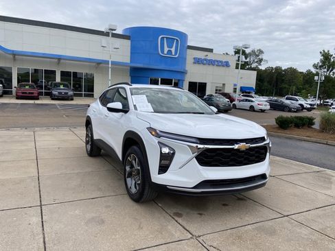 Used 2025 Chevrolet Trax LT w/ LT Convenience Package FWD image 2