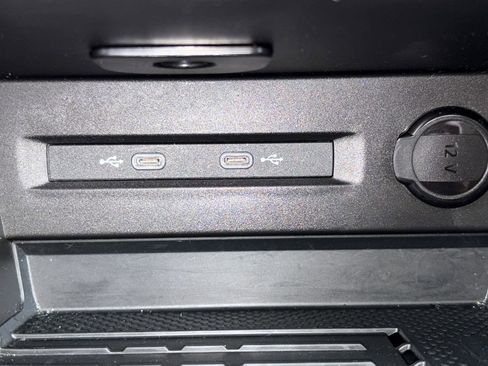Certified 2025 Volkswagen Taos SE FWD image 9