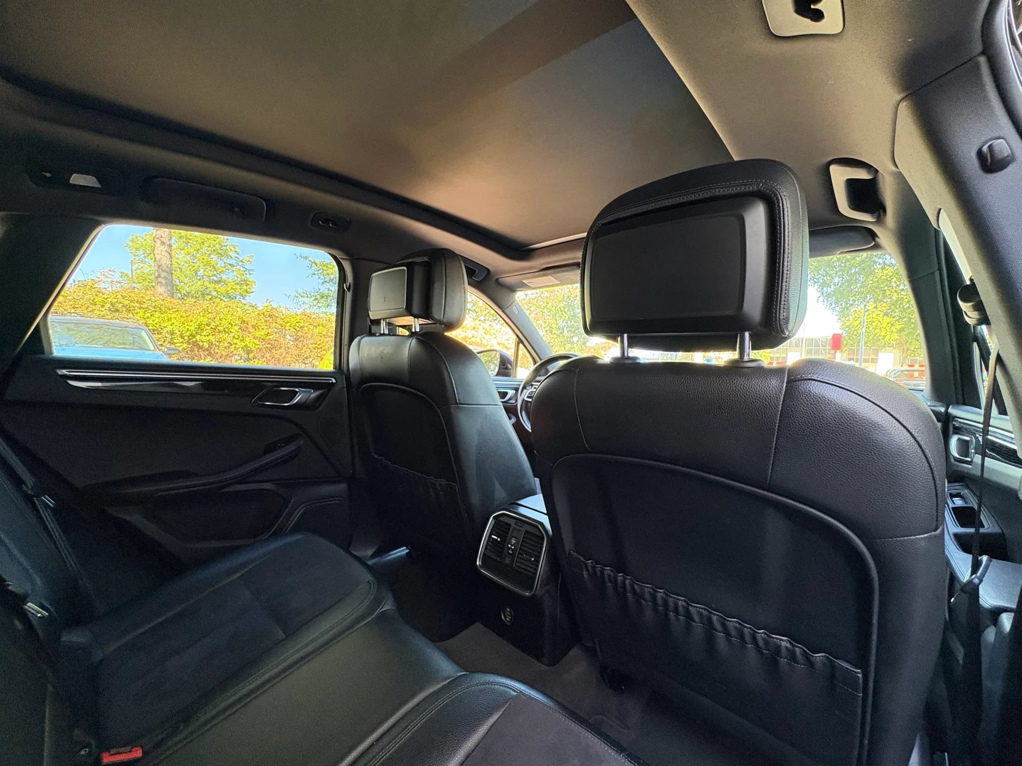 Used 2018 Porsche Macan AWD/4WD image 16