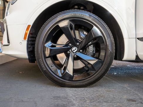 Used 2022 Bentley Bentayga AWD/4WD image 4