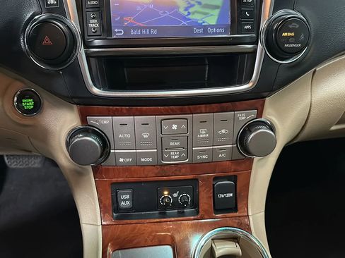 Used 2013 Toyota Highlander Limited image 25