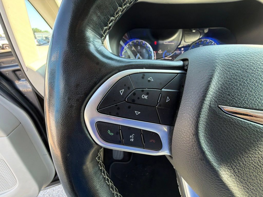 Used 2021 Chrysler Pacifica Touring-L FWD image 23