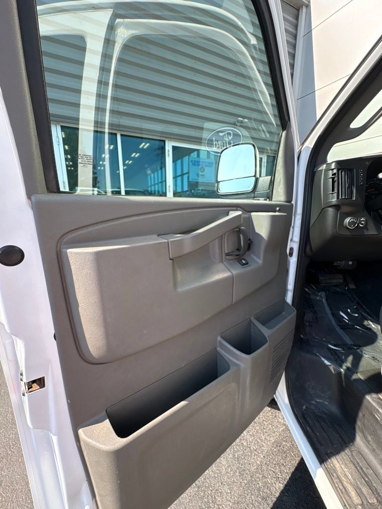 Used 2025 Chevrolet Express 3500 LS RWD image 26