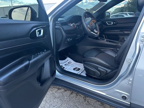 Used 2025 Jeep Compass Latitude w/ Altitude Special Edition image 9