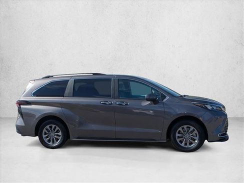 Used 2024 Toyota Sienna XLE image 9