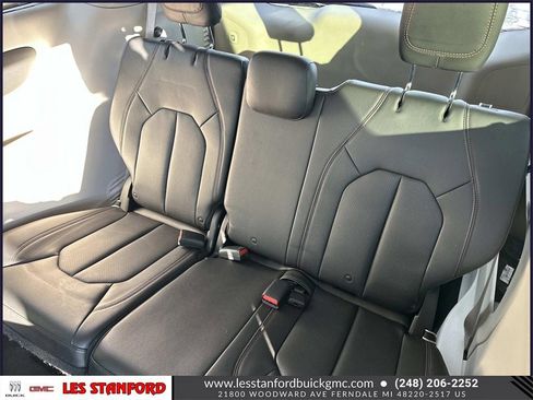 Used 2018 Chrysler Pacifica Touring-L image 14