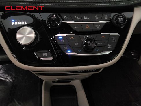 Used 2023 Chrysler Pacifica Touring-L FWD image 17