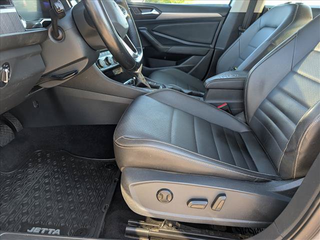 Used 2022 Volkswagen Jetta SE w/ Panoramic Sunroof Package FWD image 8