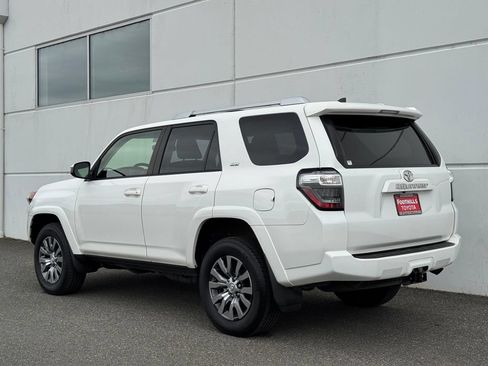 Used 2018 Toyota 4Runner SR5 AWD/4WD image 5