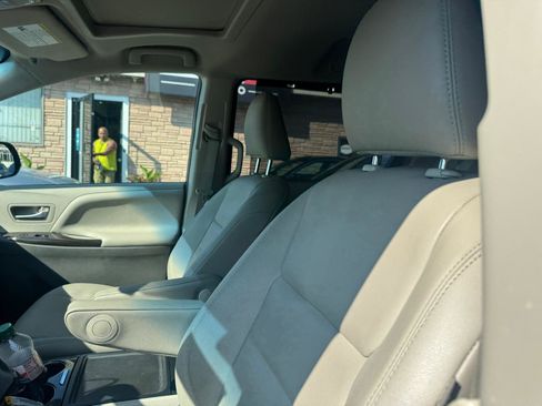 Used 2017 Toyota Sienna XLE w/ XLE Navigation Package FWD image 9