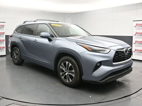 Used 2023 Toyota Highlander XLE FWD image 2