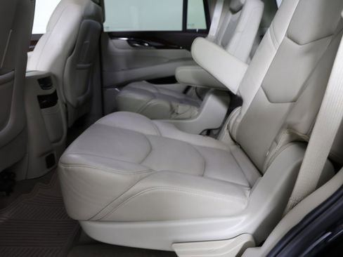 Used 2016 Cadillac Escalade Luxury image 3