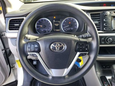 Used 2018 Toyota Highlander LE image 19
